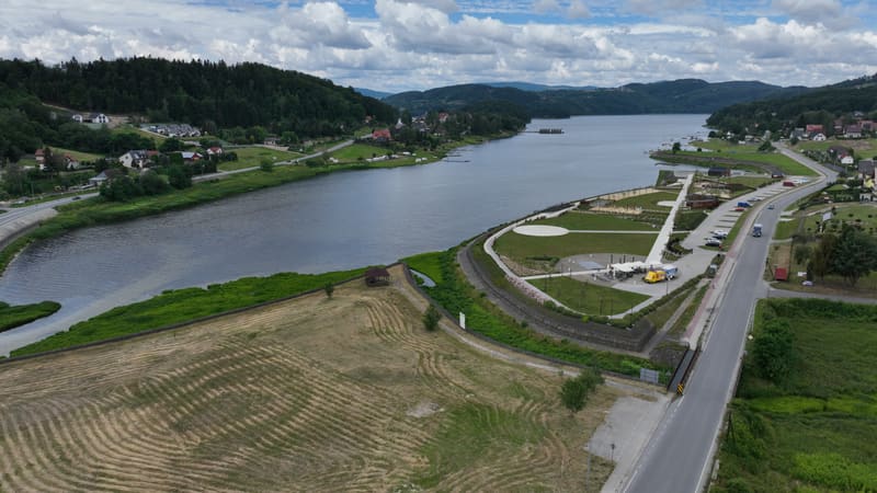 Panorama jeziora z lotu ptaka