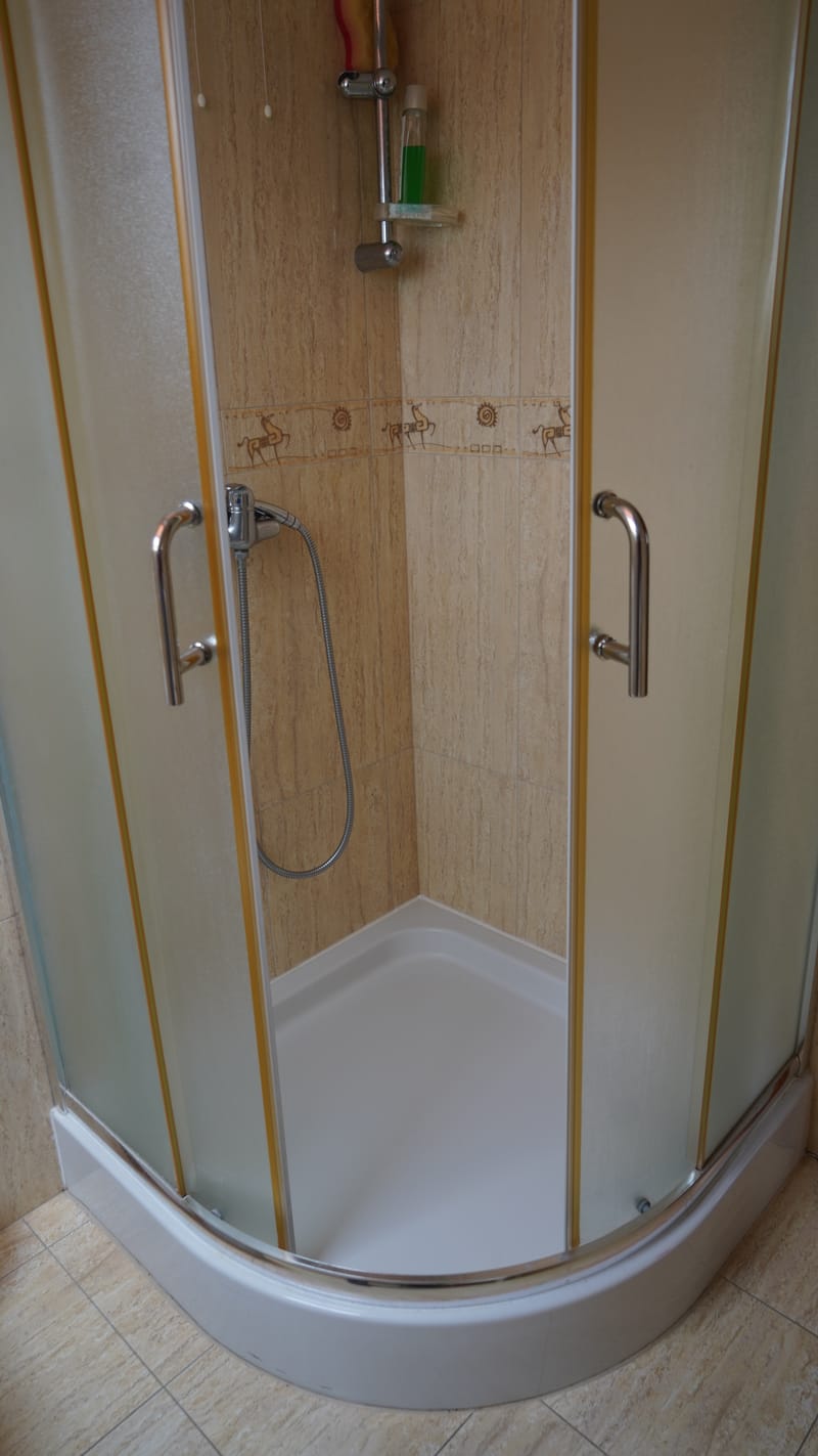 Prysznic w łazience apartamentu