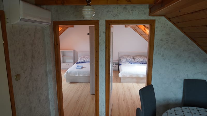 Widok na dwie sypialnie apartamentu