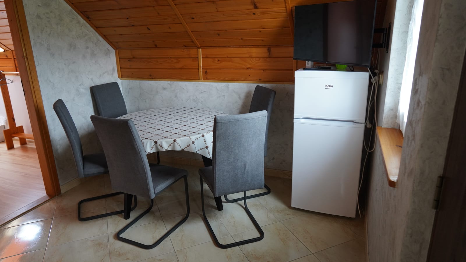 Jadalnia z lodówką w apartamencie