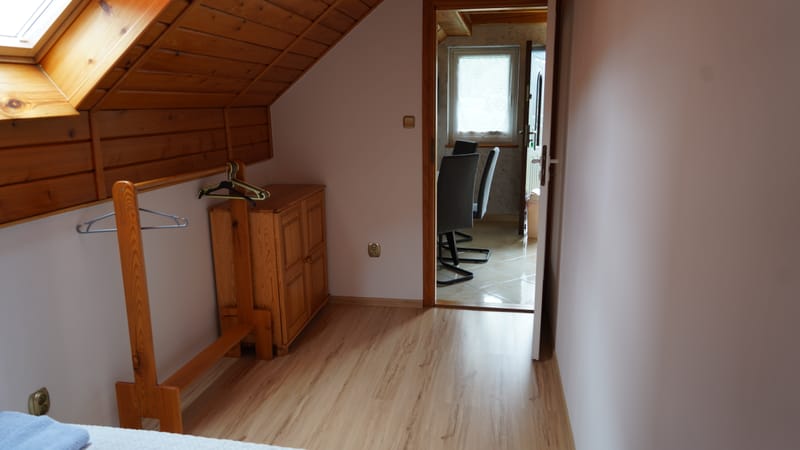 Komoda z lustrem w sypialni B