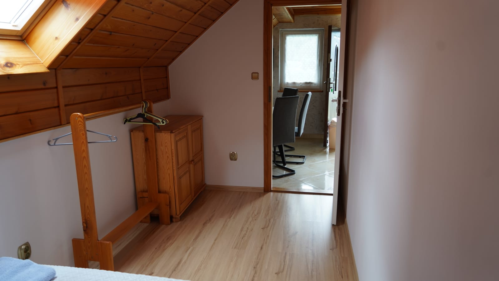 Komoda z lustrem w sypialni B