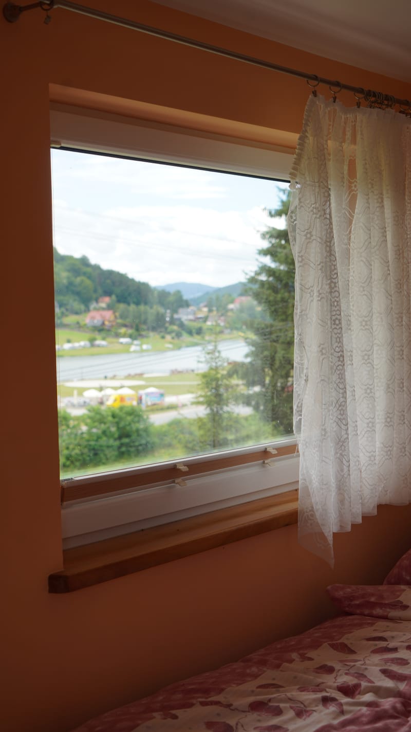 Widok na jezioro z pokoju